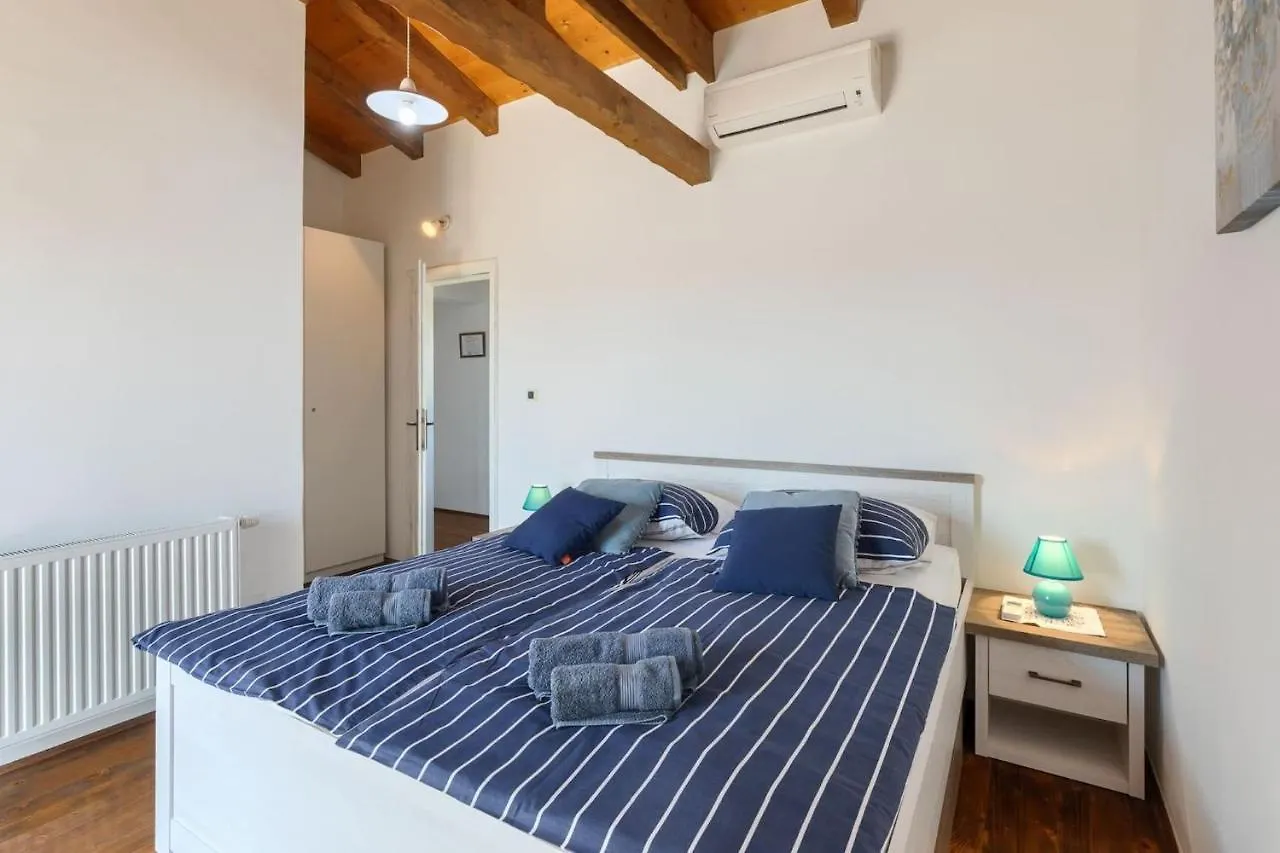 Rustic Villa Marijanin Vrt With Pool In Tinjan
